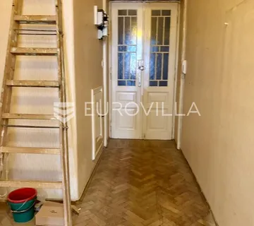 Rijeka, Centar, četverosobni stan za adaptaciju površine 98.47 m², u zgradi iz Austrougarske
