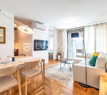 Zagreb, Donji grad, moderan dvosoban stan s loggijom i garažnim parkirnim mjestom, 55 m²