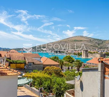 Trogir, kuća na tri etaže s dvorom i pogledom na more - cover