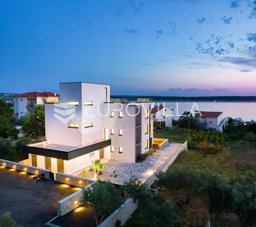 Otok Rab, Barbat, moderan trosoban stan 107 m², privatni vrt - Barbat na Rabu