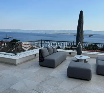 Brač, Bol, luksuzni penthouse u centru mjesta i građevinsko zemljište s dozvolom