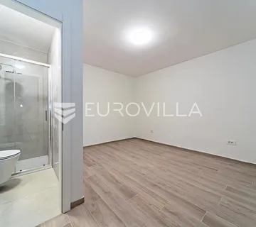 Osijek, Retfala, završen četverosoban stan sa dvorištem od 50 m²