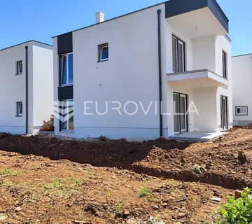 Istra, Medulin, prostrana kuća sa bazenom, novogradnja