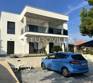 Pašman, Neviđane, moderna kuća u novogradnji s tri odvojena stana prvi red uz more