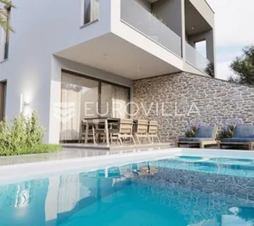 Istra, Ližnjan, moderna dvojna kuća oznake AA, s vrtom 60 m2 i bazenom NKP 111 m2