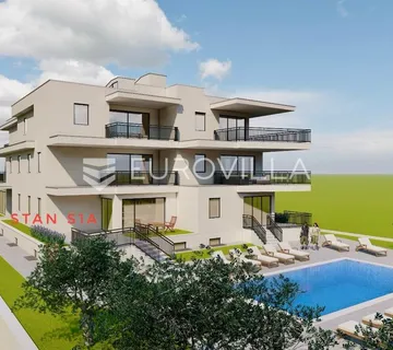Istra, Umag, Trosoban stan u prizemlju 82,05 m², 400 m od mora