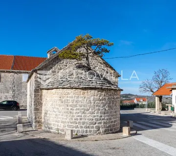Brač, Nerežišća, građevinsko zemljište površine 2343 m² - cover