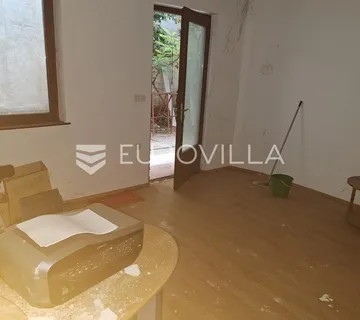 Karlovac, Zvijezda, poslovni prostor 24 m² s terasom u centru grada