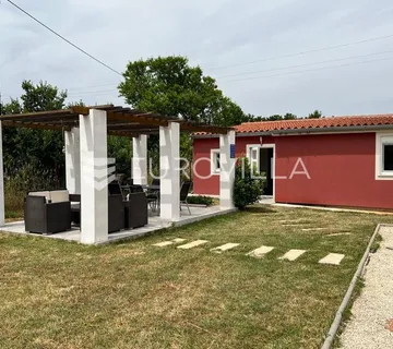 Istra, Šišan, prizemnica s bazenom i građevinskim zemljištem na mirnoj lokaciji