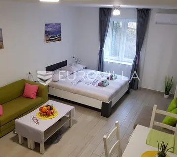 Split, Bol, dva namještena studio apartmana u centru grada