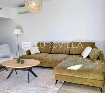 Splita, najam kuće, dvosoban stan s vrtom i parkirnim mjestom - cover