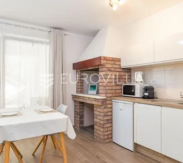 Istra, Ližnjan, moderan studio apartman za najam s terasom i parkingom