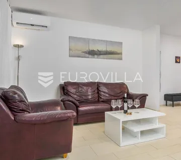 Selce, prostrani apartman od 70 m² s 2 spavaće sobe i pogledom na more - cover