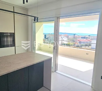 Kaštel Stari, luksuzan stan 101 m² na 2. katu s gražom, ostavom i pogledom na more - cover
