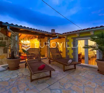 Istra, Pula - Veli vrh, dvije samostojeće prizemnice sa bazenom NKP 50 m2 i 90 m2 - cover