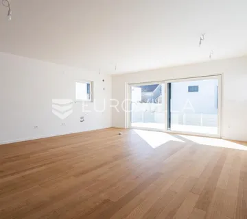 Vodice, NOVOGRADNJA, prostran apartman s dvorištem u centru mjesta, 139,61 m²
