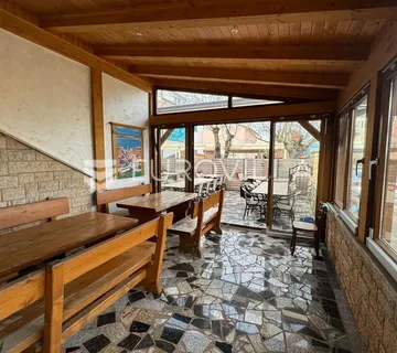 Istra, Umag, uhodana konoba površine 120 m² s vanjskom terasom površine 130 m²