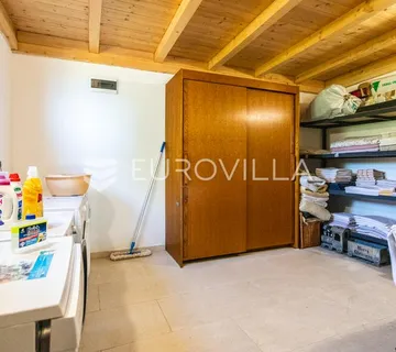 Omiš, Stanići, lijepa kuća s pogledom na more ukupne površine 160m2 na zemljištu površine 2546 m2 - Stanići, Omiš