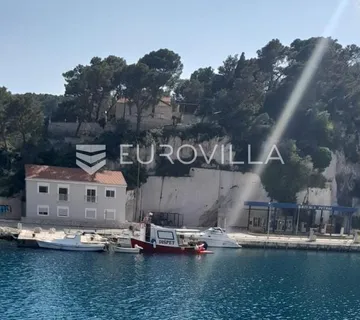 Brač, Selca, poslovni prostor, trenutno kopnena i morska benzinska postaja - cover
