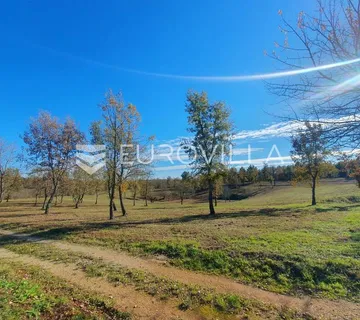 Poreč, okolica - lijepo građevinsko zemljište NKP 832 m2  + 395 m2 poljoprivredno pravilnog oblika - cover