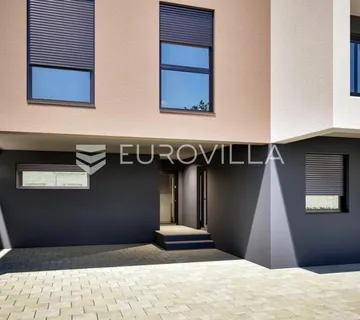 Osijek, Retfala, četverosoban stan u modrenoj urbanoj vili, 130 m²