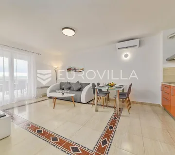 Selce, prostrani dvosobni apartman površine 75 m² s pogledom na more - cover