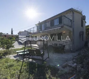 Šolta, Stomorska, samostojeća kuća površine 100 m²