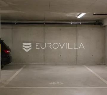 Žnjan, garažno mjesto na odličnoj lokaciji - Split