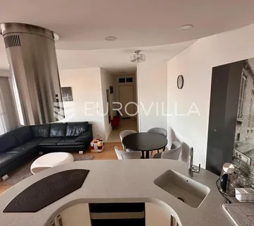 Split, Žnjan, ekskluzivan penthouse s prostranom terasom i lijepim pogledom na more - cover