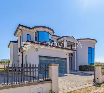 Istra, Pomer, prekrasna vila od 490 m2 u blizini Marine s velikim vrtom i bazenom