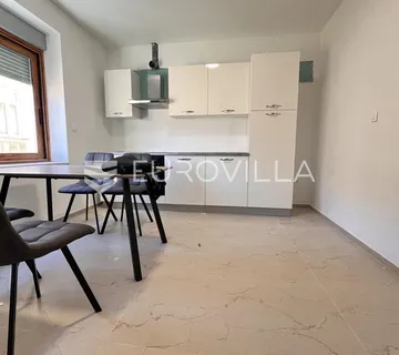 Moderan trosoban stan u srcu Pule, pješačka zona, dugoročni najam - cover