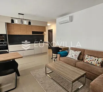 Istra, Pula, moderan trosobni stan 68 m² s terasom 80 m u blizini mora - Stoja
