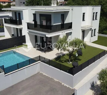 Istra, Umag, moderna dvojna kuća neto korisne površine od 169 m² s bazenom u mirnom okruženju