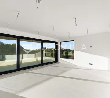 Istra, Poreč, novogradnja, prostrani penthouse sa krovnom terasom, odlična lokacija
