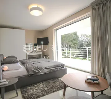 Istra, Rovinj, dugoročni najam vile 250m2 s bazenom s 5 spavaćih soba na 200 metara od mora - cover