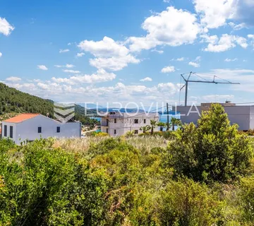 Marina, građevinsko zemljište od 1800 m² na atraktivnoj lokaciji s pogledom na more