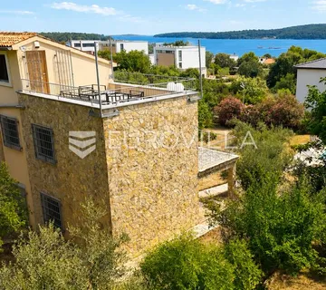 Medulin, kuća s bazenom, dvije krovne terase i panoramskim pogledom na more - Pomer, Medulin