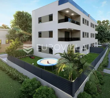 Kaštel Lukšić, novogradnja, trosoban stan, 80 m², s vrtom veličine 100 m² - cover