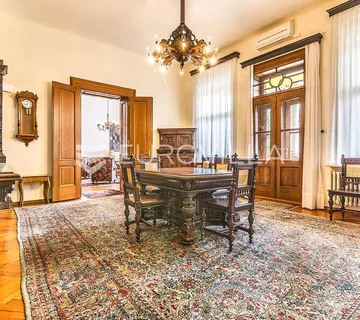 Pantovčak, četverosoban stan 238 m2 u prekrasnoj vili s vrtom - Zagreb