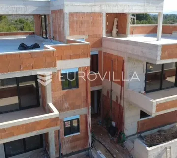 Vodice, prekrasan stan s krovnom terasom i bazenom, 143,63 m²