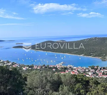 Zadar, otok Ist, građevinsko zemljište prvi red uz more