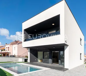 Zadar, Privlaka, moderna vila s bazenom, novogradnja, 300m od mora