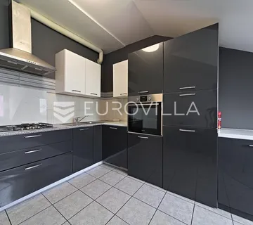 Osijek, Gornji grad, Prodaja, opremljen trosoban stan 73 m² na odličnoj lokaciji
