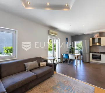 Kaštel Novi, komforan dvosoban stan u visokom prizemlju - Kaštel Novi, Kaštela