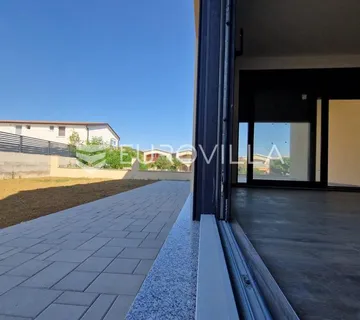 Vir, luksuzni prizemni apartman 153 m² s impresivnim privatnim vrtom od 250 m², 180 m od plaže
