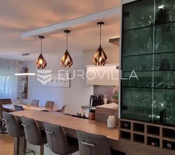 Zagreb, Donji grad, vrhunski peterosoban stan, površine 127 m²