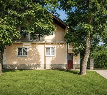 Tovarnik, izuzetna prilika, prostrana kuća s tri stana i okućnicom od 1.949 m²