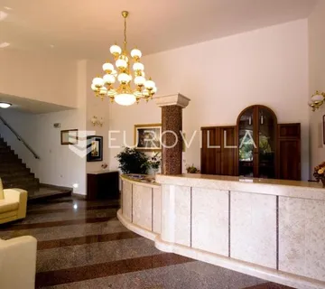 Istra, Krnica, hotel s uhodanim poslovanjem 100 metara od plaže, INVESTCIJIA - cover