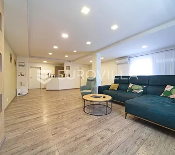 Čepin, na prodaju prostrana kuća od 488 m² s tri stambene cjeline