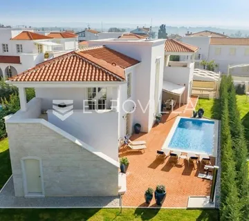 Vabriga, raskošna vila od 302 m2 sa prekrasnim vrtom